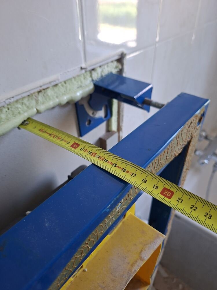 Inbouwframe voor hangtoilet dat met een rolmaat op de millimeter wordt uitgelijnd